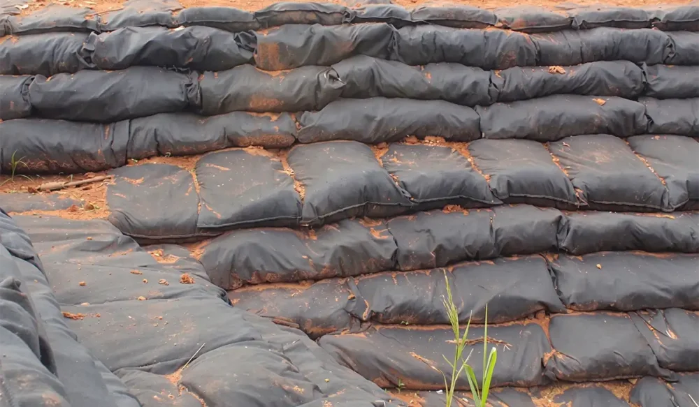 Menjinakkan Erosi Lereng Kolam Penampungan Air dengan 10.000 Geobag