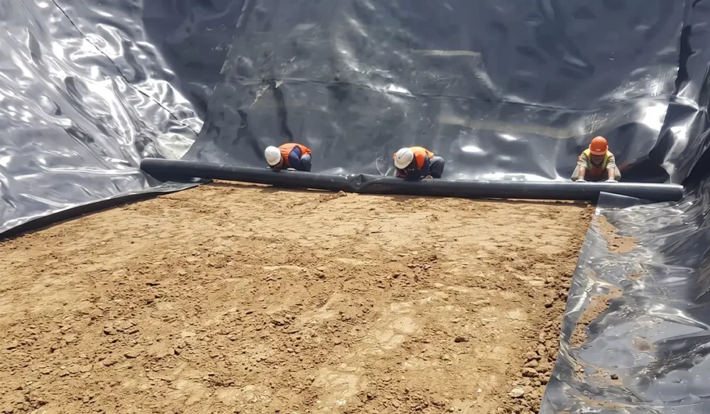 Mengamankan Area Drilling dengan Pemasangan 53.000 m2 Geomembrane HDPE 1,5mm