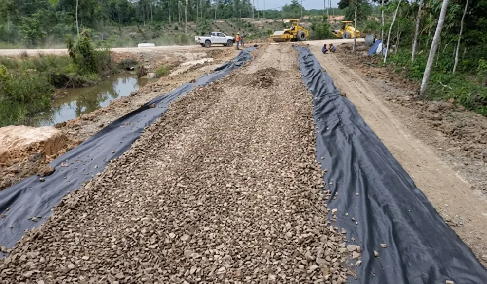 Stabilisasi Jalan Akses Menggunakan Geotextile Woven 200 gsm