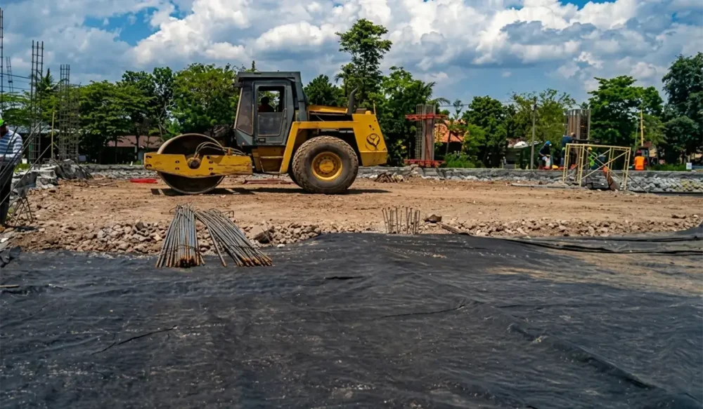 Mengatasi Tantangan Tanah Dasar dengan Geotextile Woven 200 gsm untuk Pembangunan Gudang Bebas Amblas