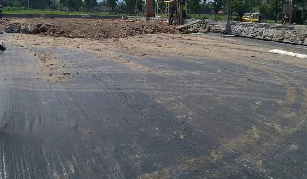 Mengatasi Tantangan Tanah Dasar dengan Geotextile Woven 200 gsm untuk Pembangunan Gudang Bebas Amblas