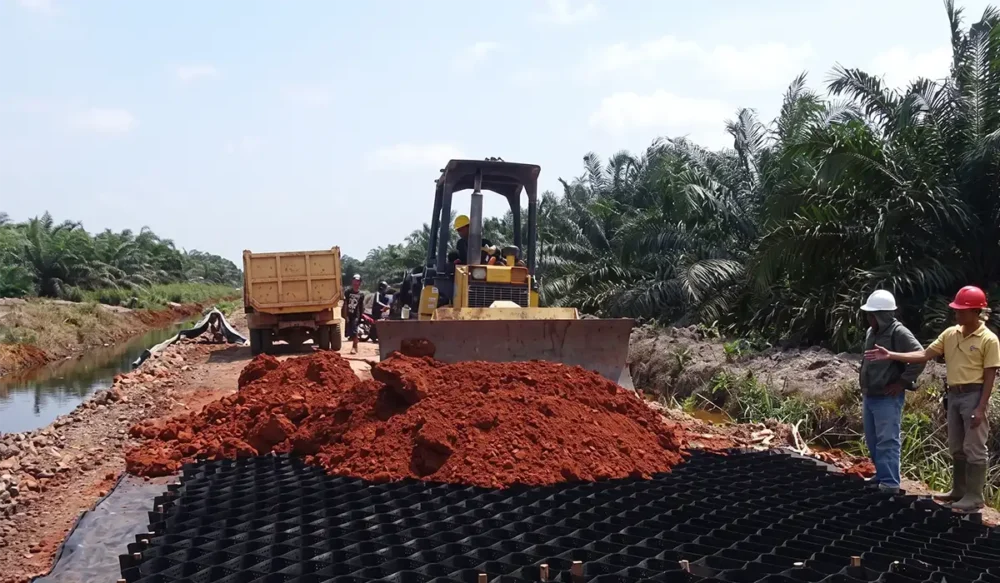 Menangani Tanah Lunak Akses Jalan Kebun Sawit dengan Solusi Kombinasi Geocell 15cm & Geotextile Woven Kalimantan Barat