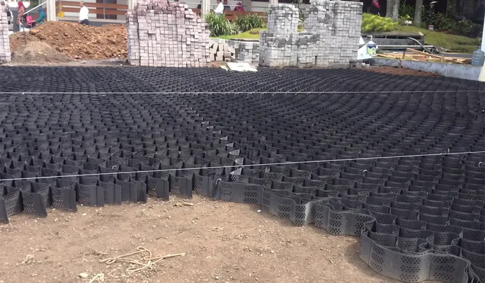 Mengatasi Tanah Lunak untuk Lahan Parkir & Jalan Paving Block Agar Bebas Ambles dengan Geocell 15cm di Bandung