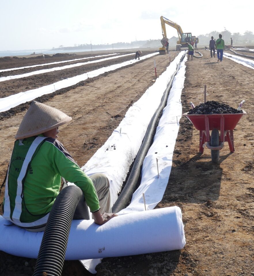 Instalasi Geopipe pada Lahan Pesisir Pantai