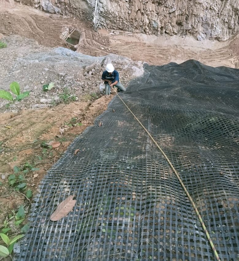 Proteksi Lereng Curam dengan Geogrid