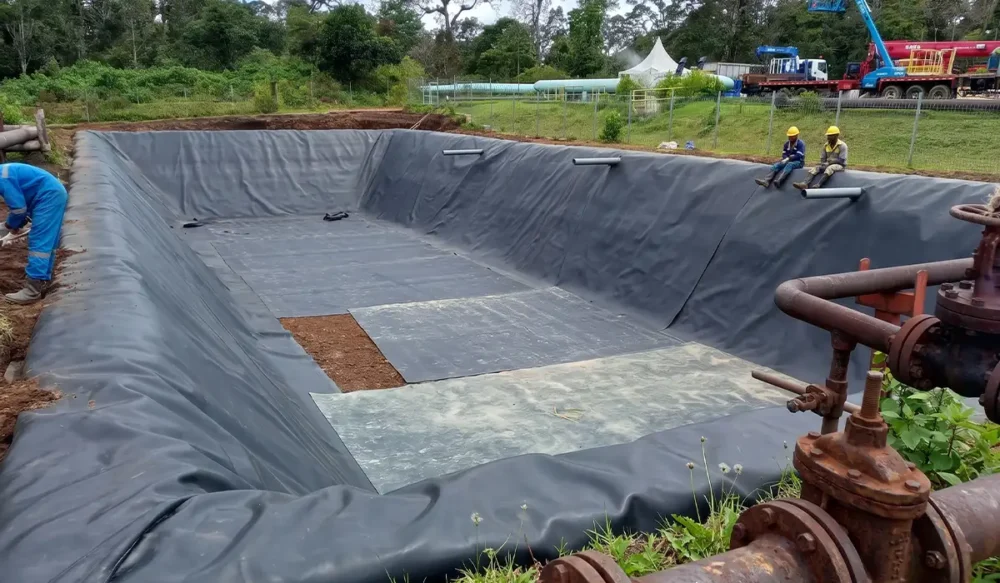 Proses pemasangan geomembran untuk mengamankan volume air di pembakit listrik geothermal