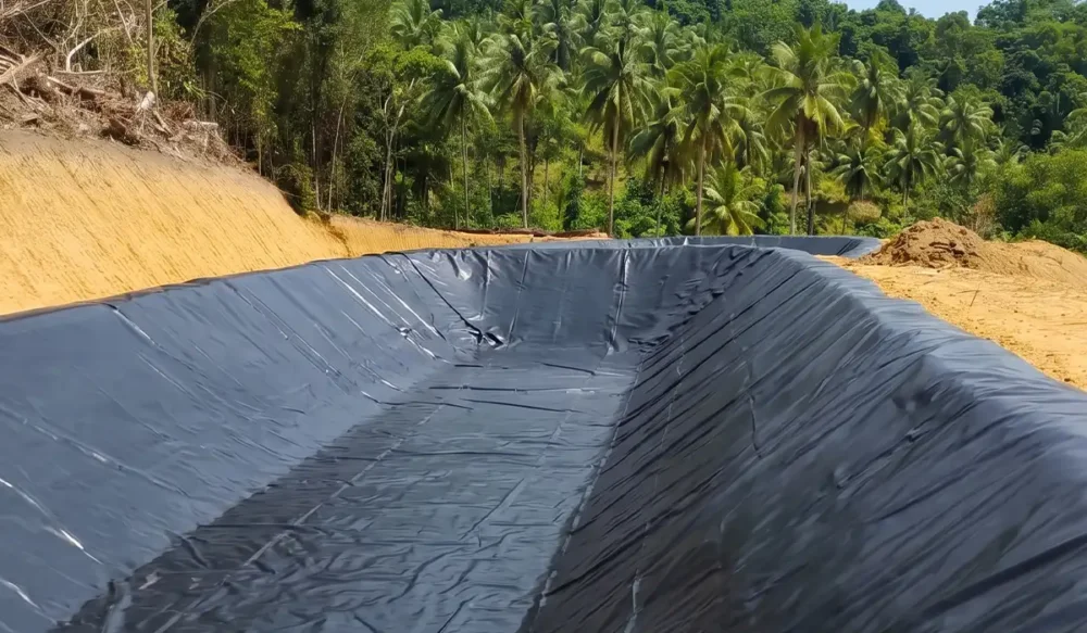 Proses instalasi Geomembran HDPE sebagai lapisan untuk mengamankan kualitas air tanah di kolam resapan