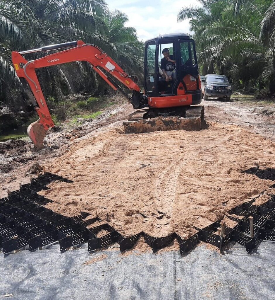 Geocell Strengthens a Palm Oil Plantation Access Road