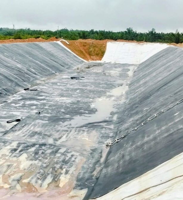 Lining Kolam Limbah PKS dengan HDPE Geomembrane