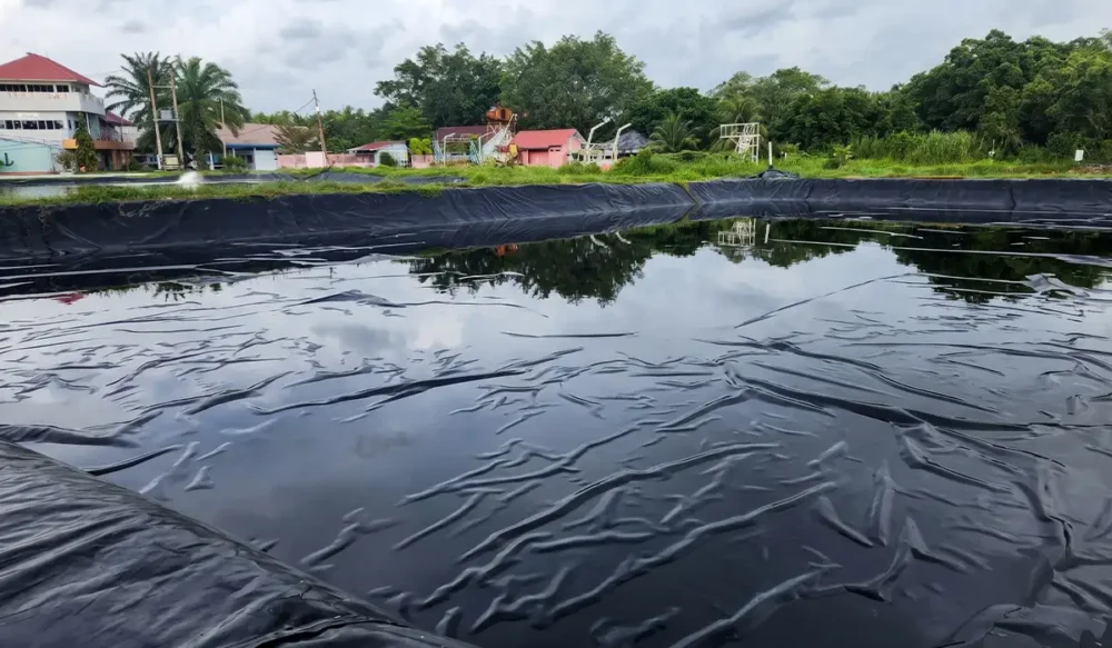 Instalasi geomembran HDPE untuk lapisan kolam tambak