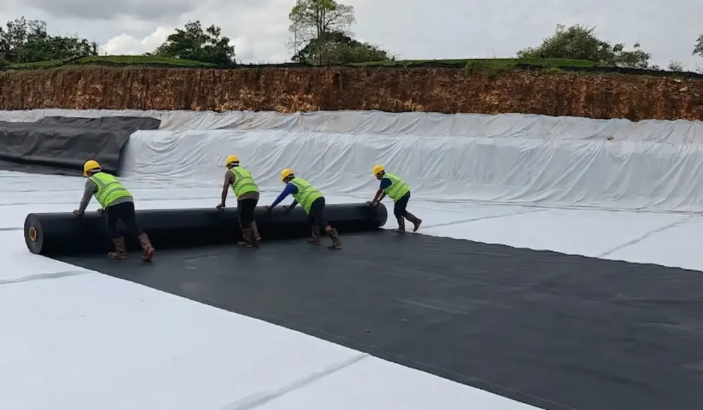 Proses pemasangan geomembran untuk lapisan dasar danau buatan lapangan golf