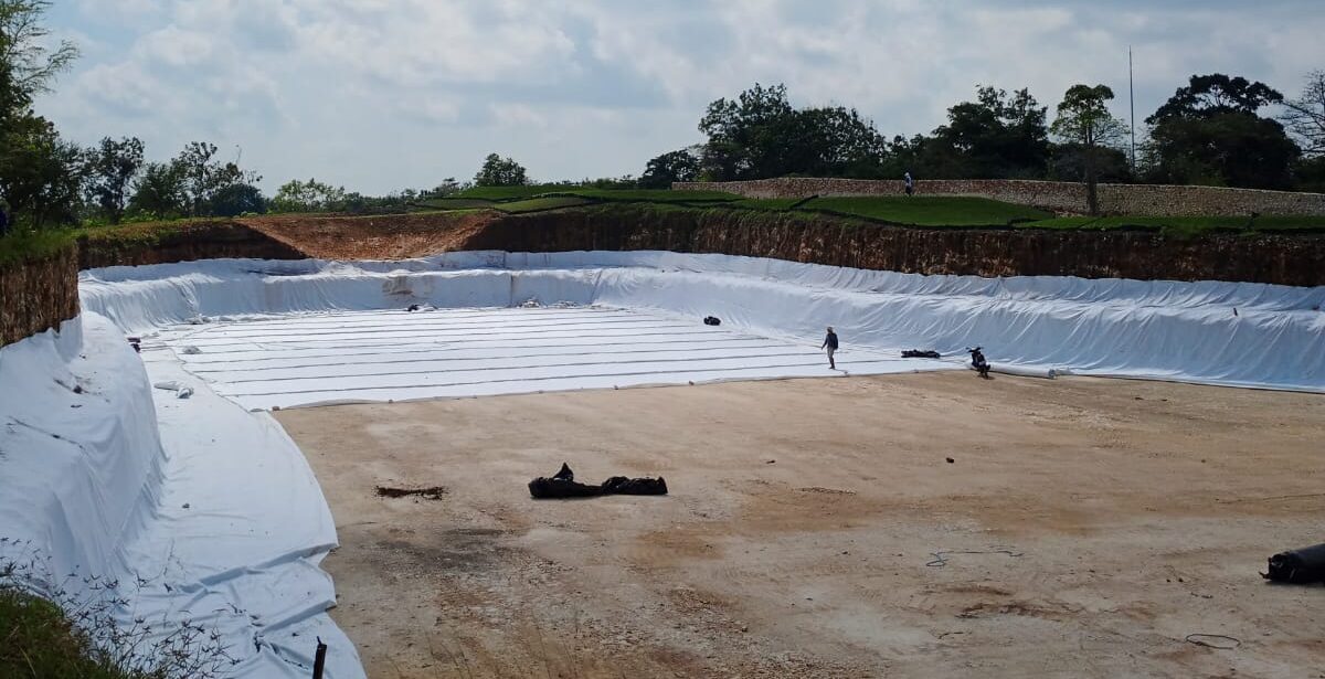 Perkuatan Kolam Golf di Bali dengan Lapisan Geotextile dan Geomembrane