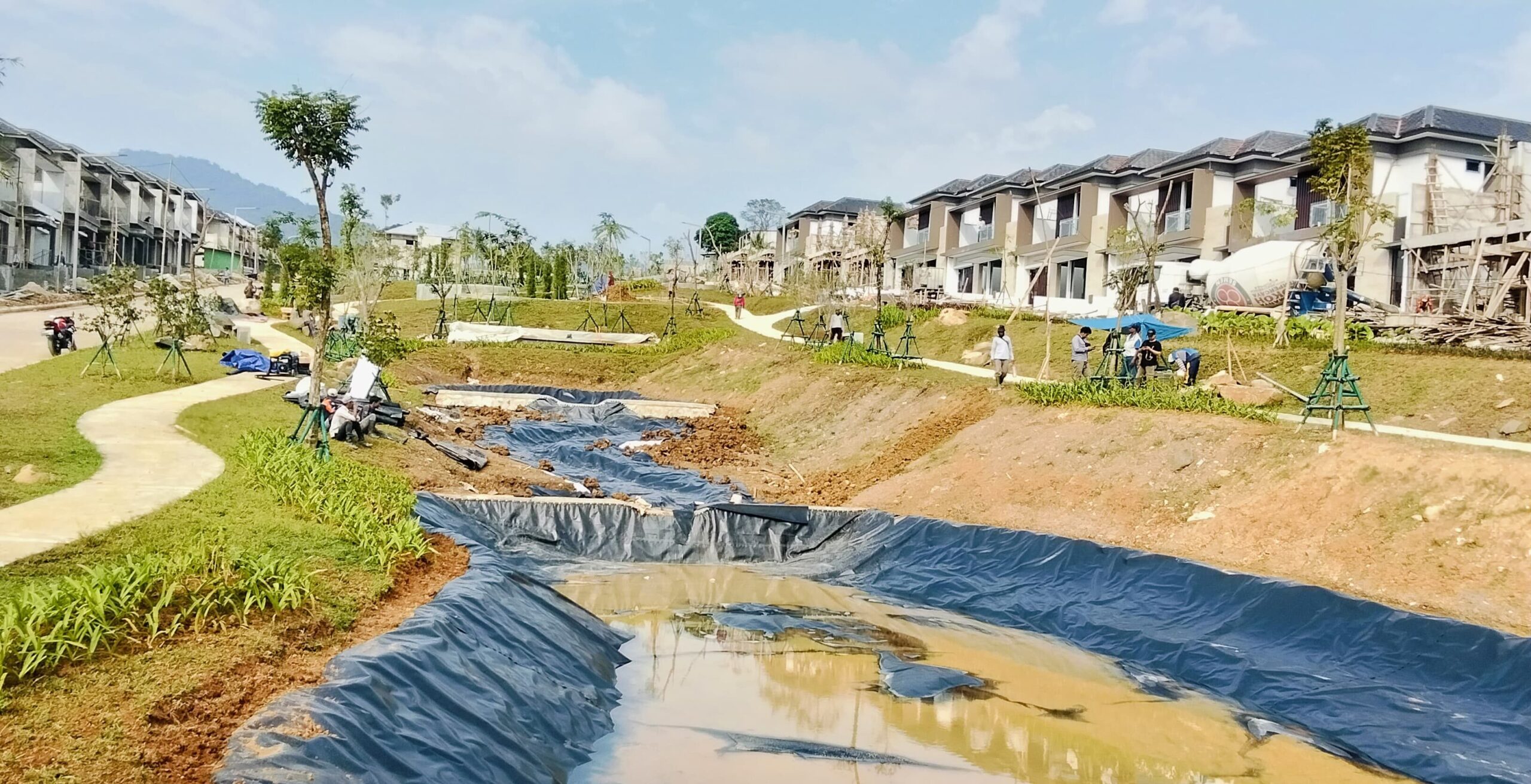 Percantik Kolam Taman Perumahan dengan Lapis Kedap Air HDPE Geomembrane