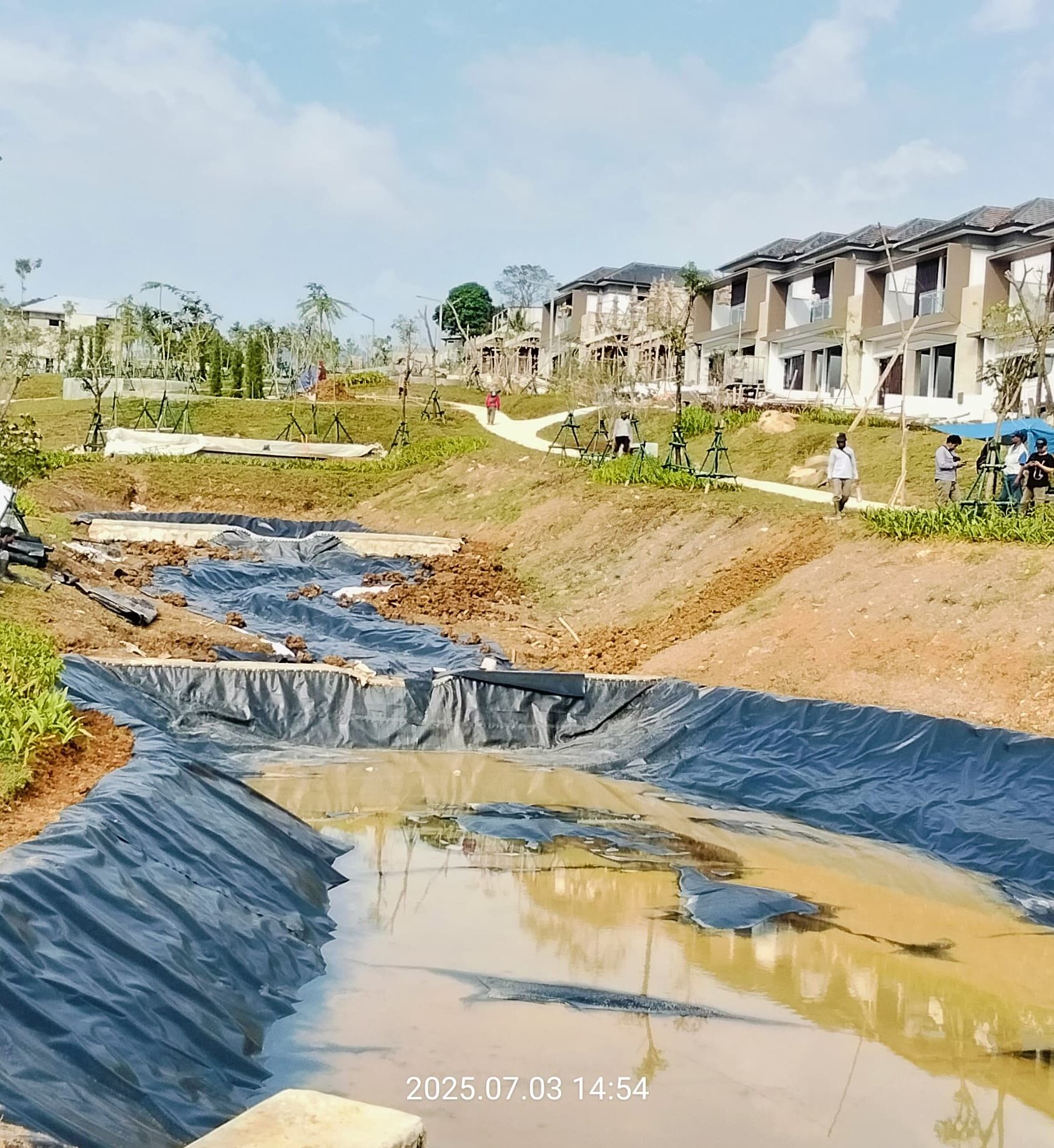Percantik Kolam Taman Perumahan dengan Lapis Kedap Air HDPE Geomembrane