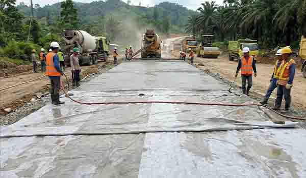 Curing beton jalan di proyek lahan kelapa sawit