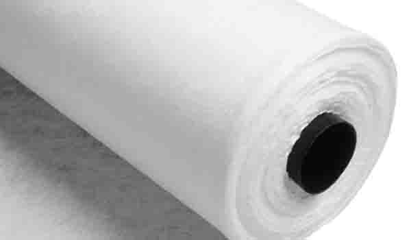 Gulungan geotextile non woven sebagai bantalan pelindung dibawah geomembrane