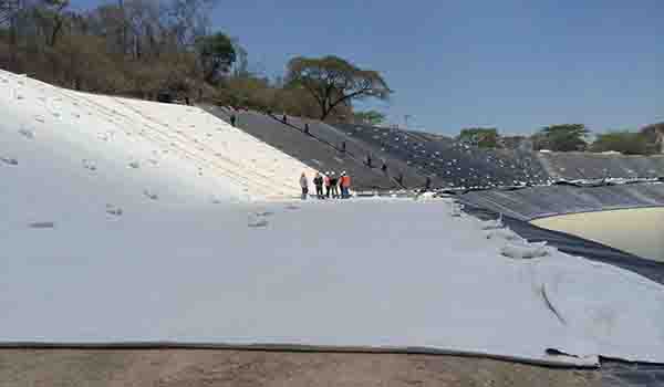 Pemasangan Geosynthetic Clay Liner