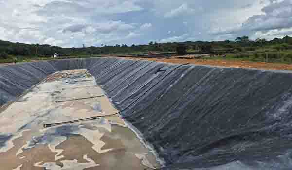 Pengelolaan limbah industri menggunakan HDPE Geomembrane sebagai lapisan kedap air, agar tidak mencemari tanah sekitar