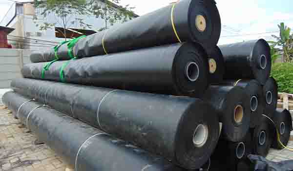 Gulungan geomembrane sebagai pelindung utama lapisan heap leach pad