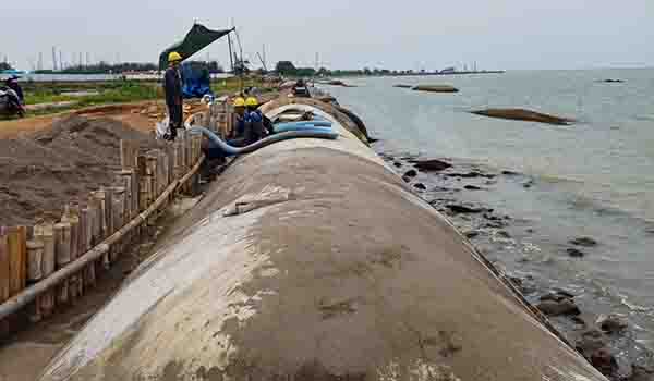 geotextile tube yang dipasang di bibir pantai untuk mencegah abrasi pantai