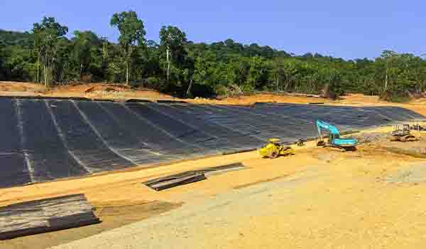 Proses instalasi geomembran pada coal yard PLTU
