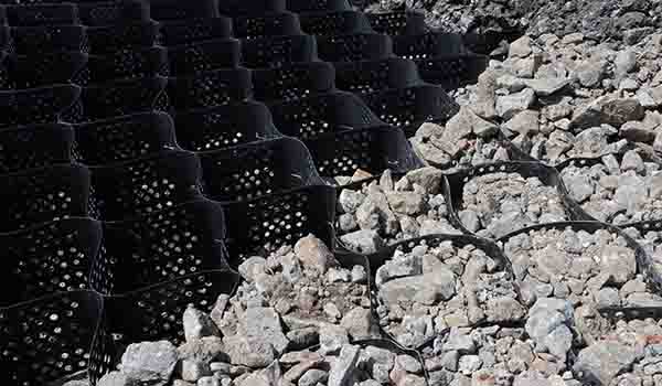 Geocell diisi dengan material yang ada di sekitar seperti bebatuan kerikil