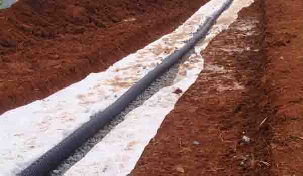 Sistem drainase untuk lapangan sepak bola menggunakan french drain