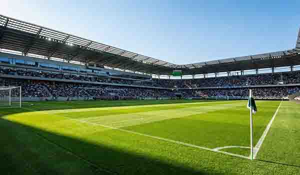 Lapangan sepak bola yang menggunakan geosintetik pada sistem drainase nya