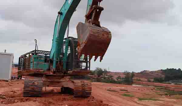 Ekskavator alat berat untuk proyek cut and fill