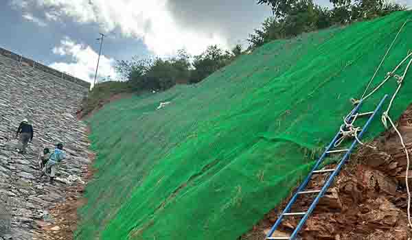 Geomat sebagai media agar akar tanaman dari Hydroseeding akan melilit pada struktur Geomat