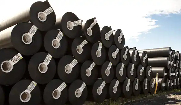 Tumpukan roll material geomembran HDPE