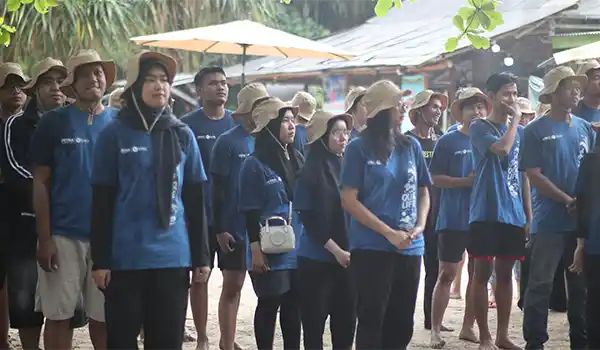 Petualangan karyawan petra ke pulau pari