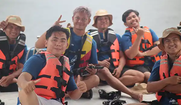 Keseruan tim petra melakukan team building dan snorkeling