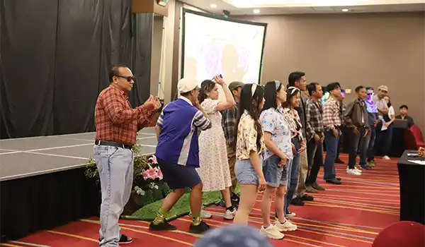 Karyawan petra melakukan perlombaan fashion show yang bertema 90an
