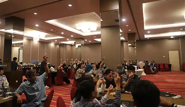 Karyawan petra melakukan gala dinner di Aston Hotel Pluit