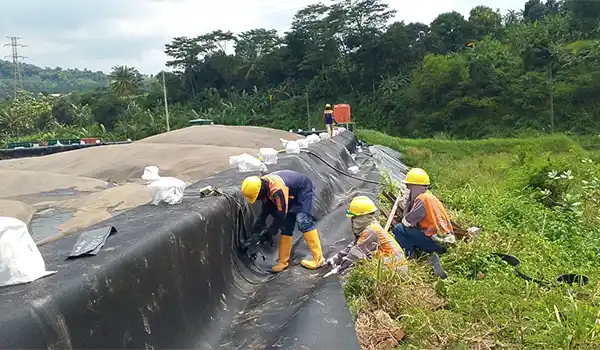 Proses pemasangan geomembran HDPE untuk kolam limbah