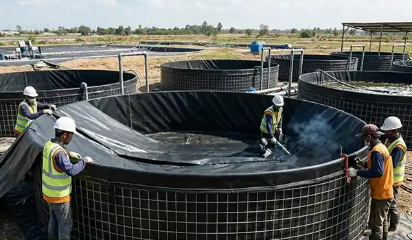 Pemasangan geomembran HDPE pada kolam bioflok