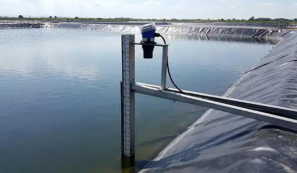 Pemantauan ketinggian air kolam geomembran HDPE