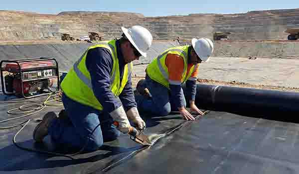 Proses pengelasan (Wlding) geomembran di area tambang