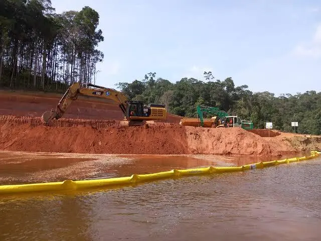 Silt curtain controlling turbidity